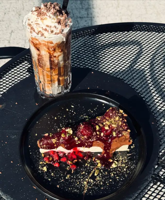1 🍒🍫or 2 🍫🥥? 

Oba zestawy to małe dzieła sztuki – różne smaki, 
różne nastroje, ale ten sam poziom 
słodkiego szczęścia.

Który bardziej do Ciebie przemawia? 

egzotyczna kawa kokosowa, pachnąca słońcem i wakacjami, podana z puszystym sernikiem kokosowym, który dosłownie rozpływa się w ustach… 🥥☕

CZY 

klasyczne tiramisu z lodami waniliowymi  i intensywny sernik z nutellą i wiśniami – połączenie, które kusi już samym zapachem 🍫🍒